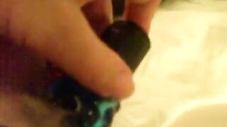 Dansk MILF leger med dildoer, mens du ser porno