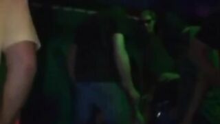 Deutsche Amateurin mit großen Titten, Creampie-Gangbang in einem Rave-Club