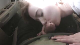 Stiefgeschwister haben harten Spaß im Auto