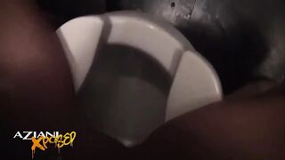 Bathroom break with pornstar Madison