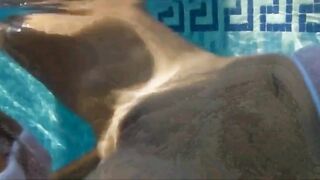 Deutscher Amateur-Paar vergnügt sich am Pool auf Mallorca