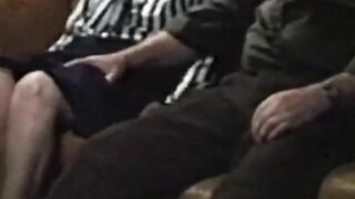 Moden dansk farmor får en mundfuld sperm