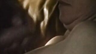 Moden dansk farmor får en mundfuld sperm