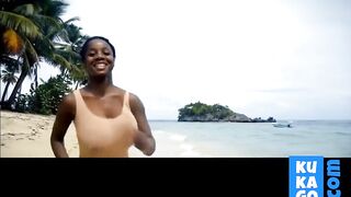 Public Flashing Of Big Natural Tits In The Moment Of Escape