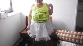 Die großen natürlichen Titten einer deutschen Oma masturbieren