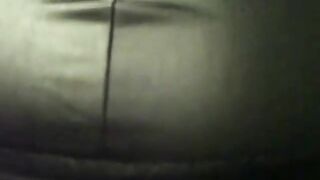 Hendes husbond forbereder sig til sin kone, inden han går til byen