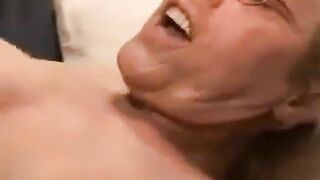 Notgeile Oma mit dicken Titten wird von jungem Mann gefickt