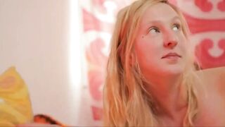 Dreier mit deutscher Blondine, während ihre Freundin auf Abruf ist