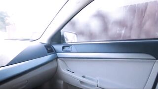 Stiefgeschwister haben harten Spaß im Auto