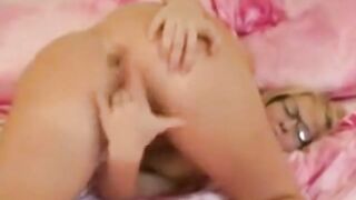 Heidi aus Österreich - Blonde masturbiert mit einem Dildo