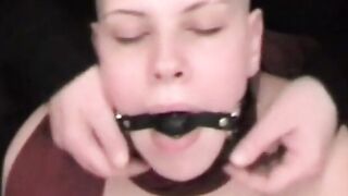 Deutsche Amateur-MILF im Fesselspiel muss einen kleinen Schwanz lutschen!