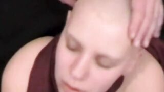 Deutsche Amateur-MILF im Fesselspiel muss einen kleinen Schwanz lutschen!