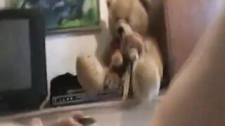 Behåret dansk pige, der onanerer solo