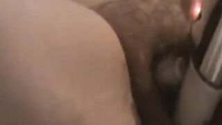 Behåret dansk pige, der onanerer solo