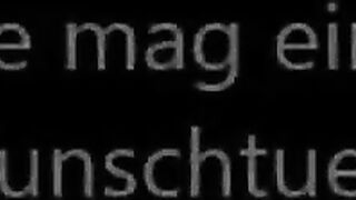 Deutsche blonde MILF öffnet das Überraschungspaket