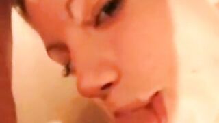 Svensk blond amatör suger Hardcore
