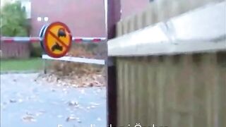 Svensk amatör ger ansiktsbehandling åt äldre man