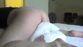 Amateur babe grinds her pillow on webcam