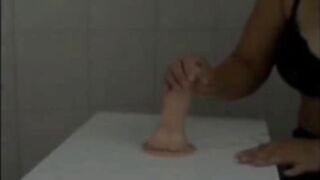 Deutscher Amateur mit großen Titten reitet im Badezimmer einen Dildo