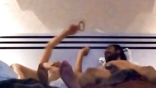 Esposa mexicana abierta de piernas para ser penetrada por su amante