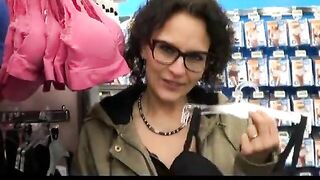 Big-Tit Danish MILF Giver Blowjob i det offentlige stormagasin