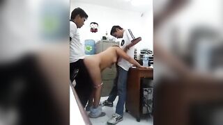 Esposa Latina Comendo no Trabalho Enquanto Marido Vê