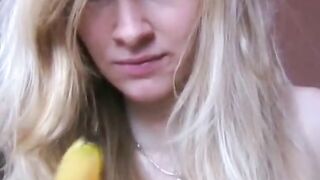 Deutsche Amateurin steckt sich eine Banane in den Arsch