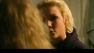 Skandinaviske blondiner Jennifer og Nikki leger med sexlegetøj