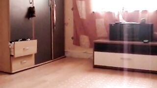 Webcam girl masturbates on the floor for her fans