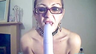 Mature Woman Masturbates on Webcam
