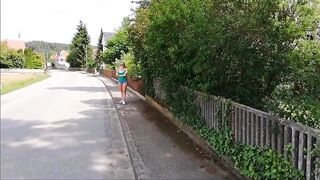 Deutsches Amateur-Rauchermädchen melkt Schwanz am Stadteingang ab!