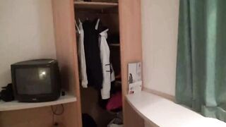 Deutsche rothaarige Amateurin macht es vor dem Schrank