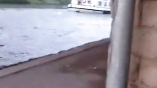 Blonde Deutsche Amateurin zeigt ihre Titten am Wasser