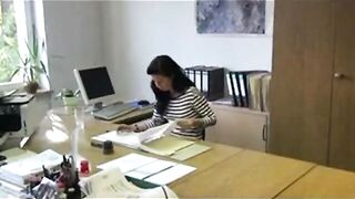 Deutsche Amateurin im Büro mit Strümpfen und Gesichtsbehandlung