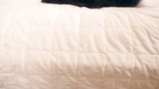 Vollbusige brünette MILF liebt Morgensex und einen Schluck Sperma