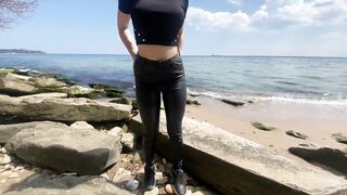 Public Beach Sex With a Big-Bodied Amateur