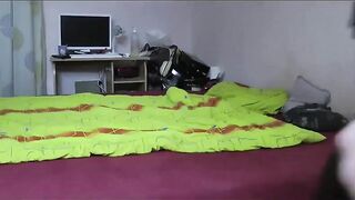 Deutsche Brünette schreit, als Ehemann sie zu Hause in den Analfick fickt
