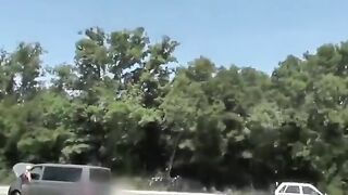 Deutscher Amateur-Blowjob im Auto führt zur Gesichtsbesamung im Freien