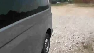 Deutscher Amateur-Blowjob im Auto führt zur Gesichtsbesamung im Freien