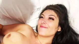 JacquieEtMichelTV - Mia - likes to try new things...