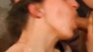 Die natürlichen Hängetitten einer großen deutschen Frau