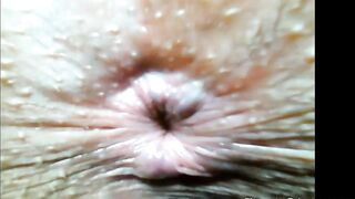 Camgirl Shows Off Her Amazing Ass on Webcam