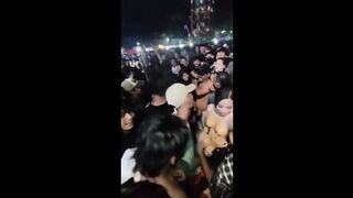 Nonton Konser Telanjang