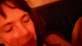 German Amateur mit großem Klitoris nimmt Dildo und spritzt