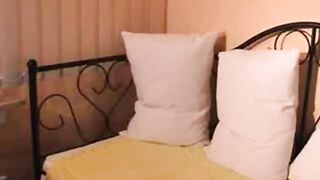 Amateur Webcam Girl Reaches Orgasm Through Masturbation