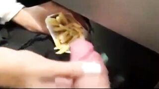 Schlucken von Spermen in der Öffentlichkeit