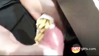 Schlucken von Spermen in der Öffentlichkeit