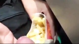 Schlucken von Spermen in der Öffentlichkeit