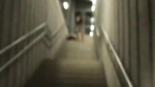 Deutsche Amateur blinkt und pinkelt in einem Bahnhof