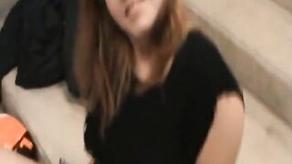 Deutsche Amateur blinkt und pinkelt in einem Bahnhof